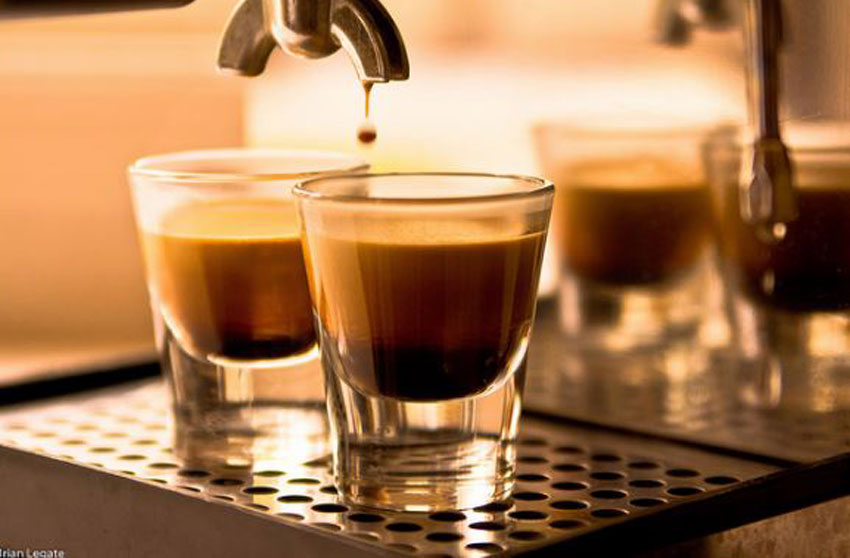 Pha cà phê bằng máy pha cà phê tự động