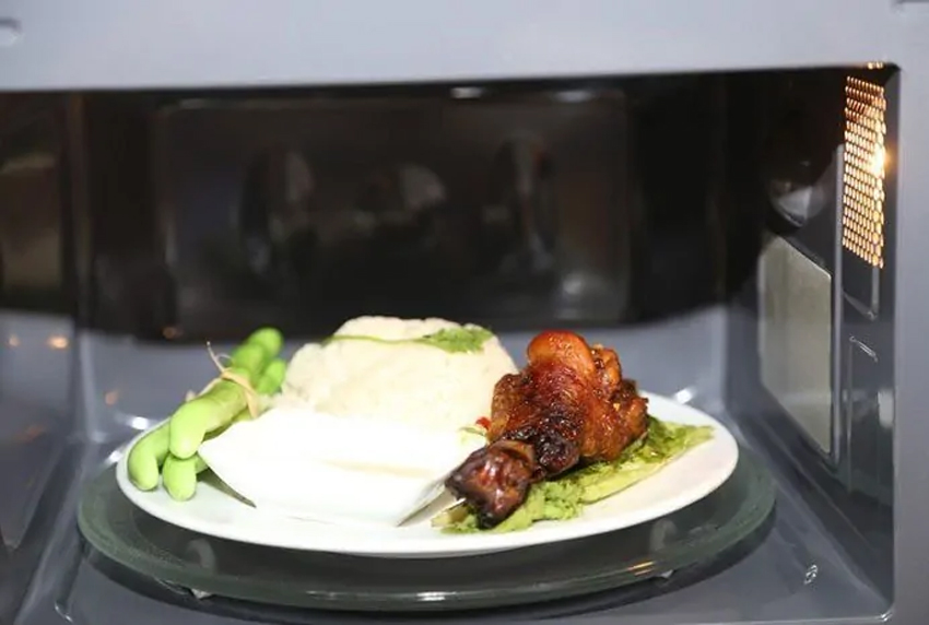 Nên mua lò vi sóng hay lò nướng gia đình