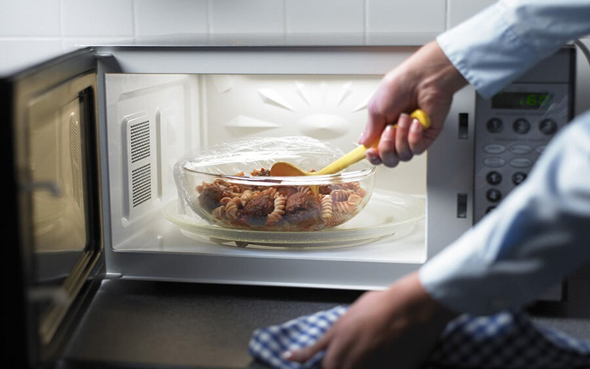 Nên mua lò vi sóng hay lò nướng gia đình