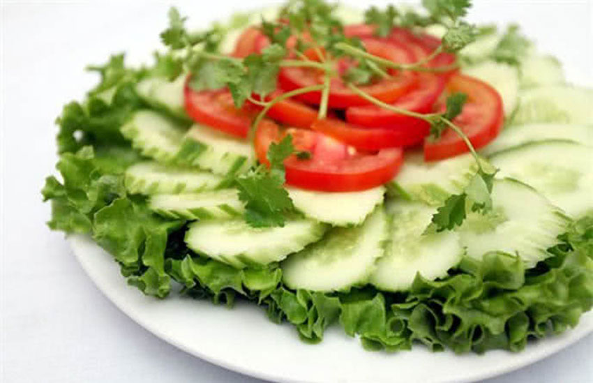 Salat giảm cân cà chua, dưa leo, xà lách 