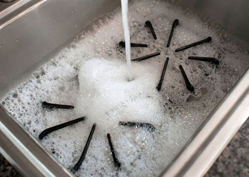 2 cách làm sạch kiềng bếp gas hiệu quả