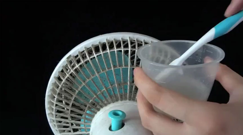 2 cách vệ sinh quạt điện không phải tháo khung